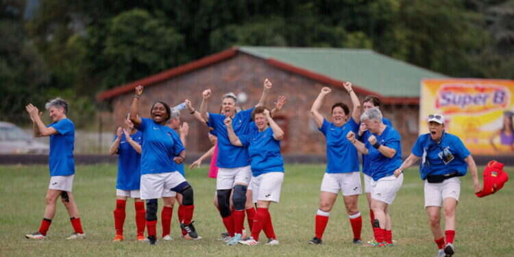 סבתות בגביע העולם לסבתות בדרום אפריקה. צילום: AFP גולים, תרועות וגב תפוס בגביע העולם לסבתות בדרום אפריקה