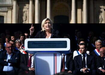 במקום בקלפי – בבית המשפט: כך מחסלים מועמדי ימין באירופה