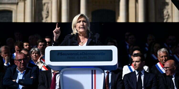 במקום בקלפי – בבית המשפט: כך מחסלים מועמדי ימין באירופה