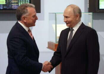 נשיא רוסיה ולדימיר פוטין עם השליח האמריקני סטיב ויטקוף, לפני כשבועיים. צילום: AFP