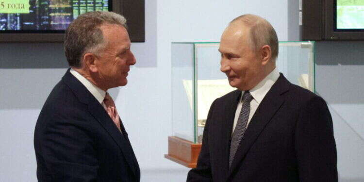 נשיא רוסיה ולדימיר פוטין עם השליח האמריקני סטיב ויטקוף, לפני כשבועיים. צילום: AFP