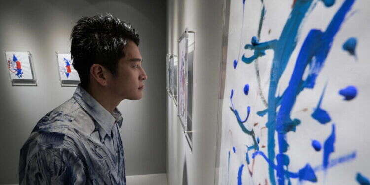 תערוכת הציורים של האומנית בת השנה. צילום: AFP 800 שקל לציור של בת שנה: האומנית החדשה מטוקיו