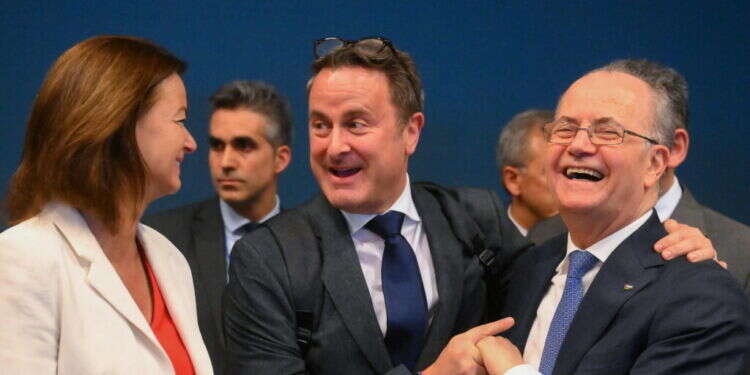 ראש הממשלה הפלסטיני מוחמד מוסטפה (ימין) לצד שרת החוץ הסלובנית טניה פאיון ושר החוץ הלוקסמבורגי חאבייר בטל. צילום: AFP סלובניה: אחרי שהממשלה הכירה במדינה פלסטינית – האופוזיציה תומכת בישראל