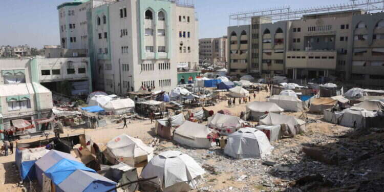 אוהלים בחצר האוניברסיטה האיסלאמית בעזה. צילום: BASHAR TALEB / AFP וול סטריט ג'ורנל: חמאס קורס כלכלית – אין תשלום לדרגי השטח