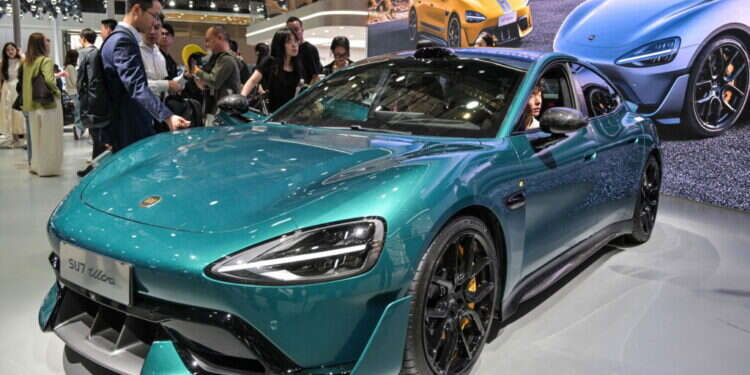 המכונית החשמלית Xiaomi SU7. צילום: AFP למרות בעיות הבטיחות: סין משתלטת על שוק המכוניות האוטונומיות