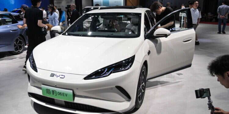 הסינים מנצחים – הגרמנים במצוקה: נפתחה תערוכת הרכב הגדולה בעולם