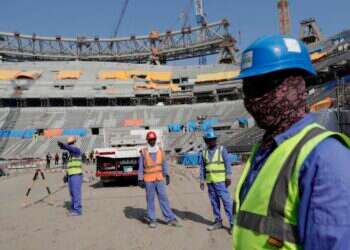 עובדים זרים בבניית אצטדיון לקראת המונדיאל בקטאר. צילום: AP