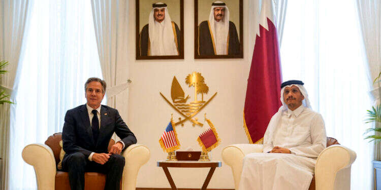 ראש ממשלת קטאר ומזכיר המדינה של ארה ראש ממשלת קטאר ומזכיר המדינה של ארה"ב אנתוני בלינקן בפגישתם בדוחא, 2024. צילום: AP