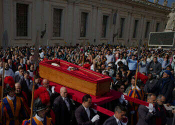 לעיני העולם הנוצרי ורב יהודי, מנהיג הקתולים ייקבר ברומא