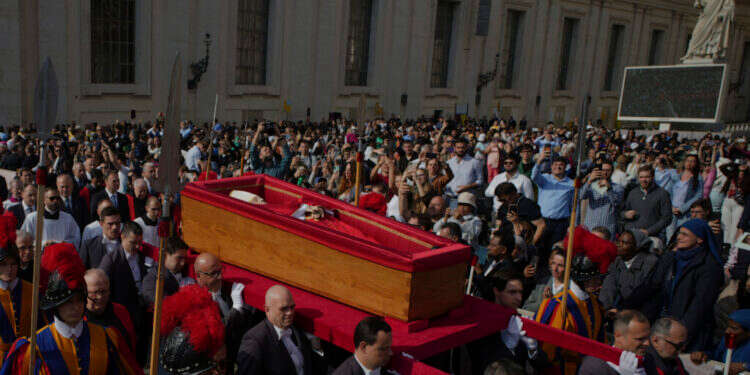 לעיני העולם הנוצרי ורב יהודי, מנהיג הקתולים ייקבר ברומא