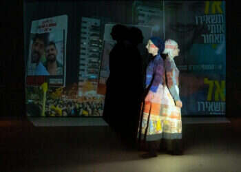 פורגס (מימין) ומאייר במופע. צילום: אפרת מזור