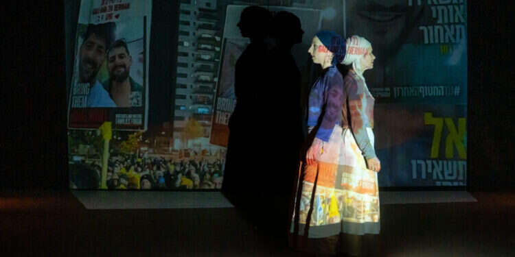 פורגס (מימין) ומאייר במופע. צילום: אפרת מזור