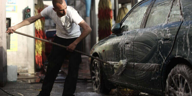 שטיפת רכב. למצולם אין קשר לכתבה. צילום: קובי גדעון, פלאש 90 ניו יורק: יהודים שילמו יותר על שטיפת רכבים – "הם כל כך מלוכלכים"