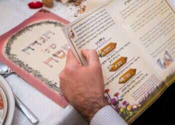 הגדה של פסח. צילום: יהב גמליאל - פלאש 90 חפצים מוכרים והתאמת ההגדה: כך תלוו קרוב משפחה עם דמנציה בליל הסדר