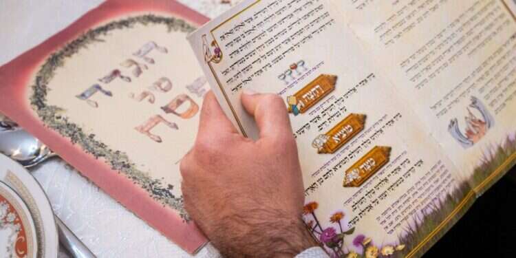 חפצים מוכרים והתאמת ההגדה: כך תלוו קרוב משפחה עם דמנציה בליל הסדר