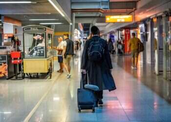 ובטיסותינו אין אתם מתייצבים