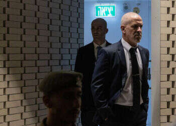 איש שב"כ נעצר בחשד להדלפת מידע לשני עיתונאים ולשר