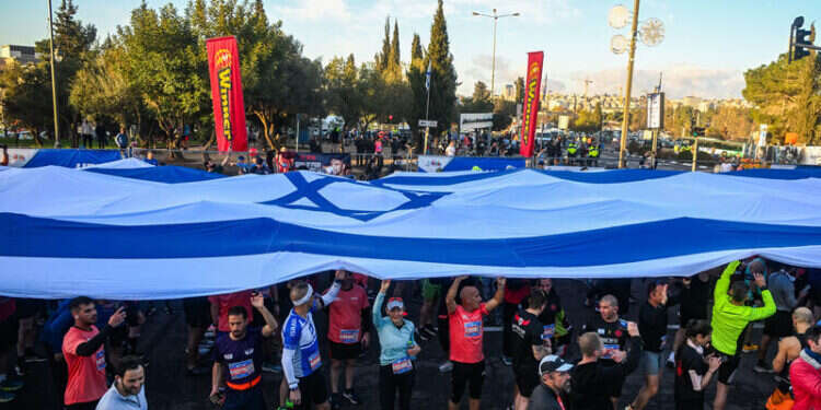 רצים במרתון ירושלים. צילום: אריה לייב אברמס, פלאש 90 "קבוצה של גיבורים": מישהו לרוץ איתו – גרסת מטופלי השיקום