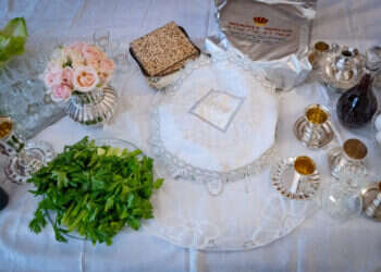 קערת ליל הסדר. צילום: אריה לייב אברמס -פלאש 90 מה שמים בקערת ליל הסדר