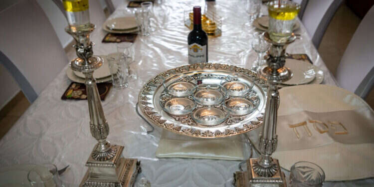 קערת ליל הסדר. צילום: אריה לייב אברמס -פלאש 90 מה שמים בקערת ליל הסדר