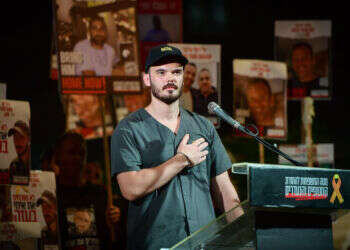 "דרך לספר את הסיפור": שורד השבי אנדריי קוזלוב פותח תערוכה בניו יורק