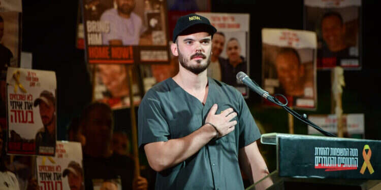 "דרך לספר את הסיפור": שורד השבי אנדריי קוזלוב פותח תערוכה בניו יורק