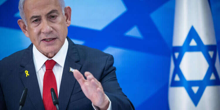 בנימין נתניהו במסיבת עיתונאים. צילום: יונתן סינדל, פלאש 90 בתקשורת קטעו את נתניהו כי הוא מפריע להם בקמפיין