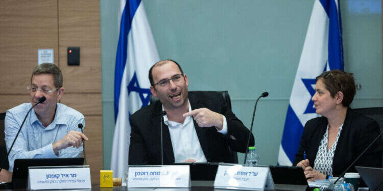 רוטמן בוועדת חוקה, חוק ומשפט, בחודש הקודם. צילום: יונתן זינדל, פלאש 90 רוטמן בוועדת חוקה, חוק ומשפט, בחודש הקודם. צילום: יונתן זינדל, פלאש 90