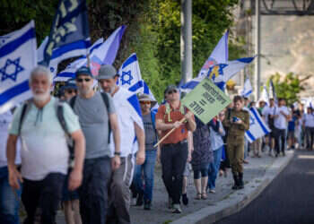 מימין ומשמאל: אלפים בצעדת הגיוס קוראים לשוויון בנטל