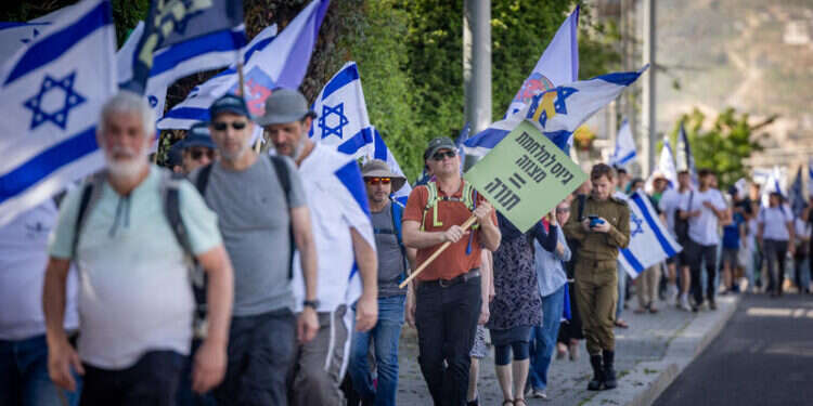 מימין ומשמאל: אלפים בצעדת הגיוס קוראים לשוויון בנטל