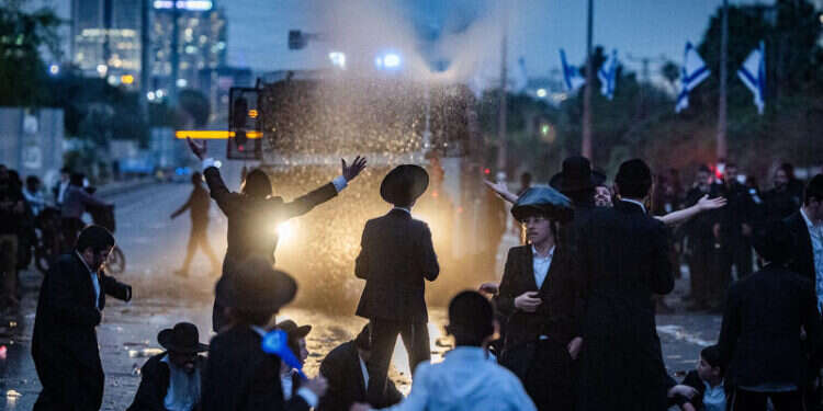 הפגנה נגד גיוס חרדים. צילום: Chaim Goldberg/Flash90 בהפגנה נגד גיוס חרדים: נקבע מותו של נער בן 12