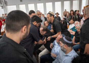 תקדים בבג"ץ: השופטים הורו למשמר בתי המשפט לפנות את האולם | ישיר