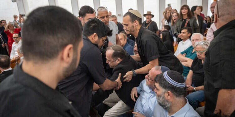 תקדים בבג"ץ: השופטים הורו למשמר בתי המשפט לפנות את האולם | ישיר