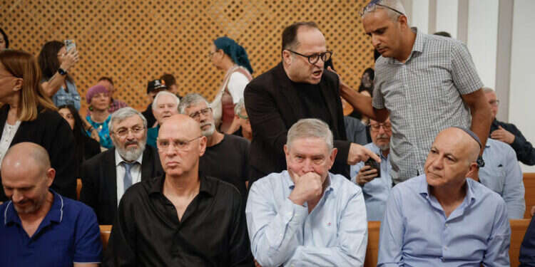 האב השכול איציק בונצל בקריאות לעבר יורם כהן. לצידו: תמיד פרדו ונועם תיבון. צילום: חיים גולדברג, פלאש 90 תקדים בבג"ץ: השופטים הורו למשמר בתי המשפט לפנות את האולם | ישיר