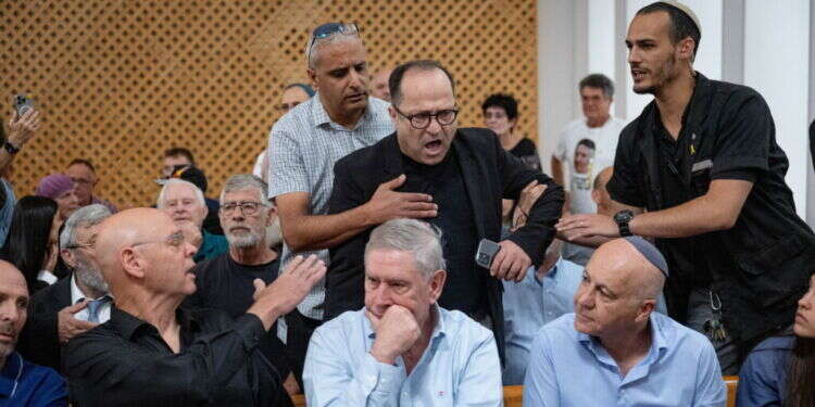 המהומה בבג"ץ בדיון על הדחת ראש השב"כ, השבוע. צילום: יונתן זינדל, פלאש 90