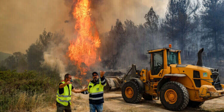 לוחמי אש מנסים להשתלט על השריפה, סמוך למושב מסילת ציון. צילום: נועם ריבקין פנטון, פלאש 90 בשל השריפות: נפתח חדר מצב מיוחד לטיפול בזיהומי האוויר