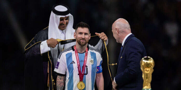 אמיר קטאר וליונל מסי בגמר המונדיאל. צילום: Getty Images אמיר קטאר וליונל מסי בגמר המונדיאל. צילום: Getty Images