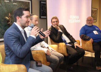 הרב רוזנצווייג (שני מימין) בכנס למתמודדי נפש. צילום באדיבות המצולמים