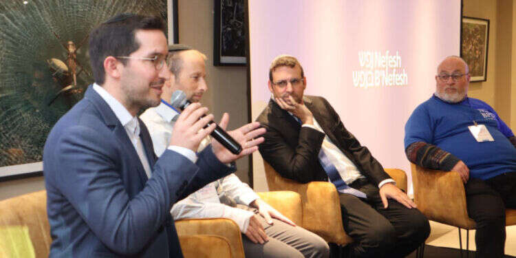 הרב רוזנצווייג (שני מימין) בכנס למתמודדי נפש. צילום באדיבות המצולמים הרב רוזנצווייג (שני מימין) בכנס למתמודדי נפש. צילום באדיבות המצולמים