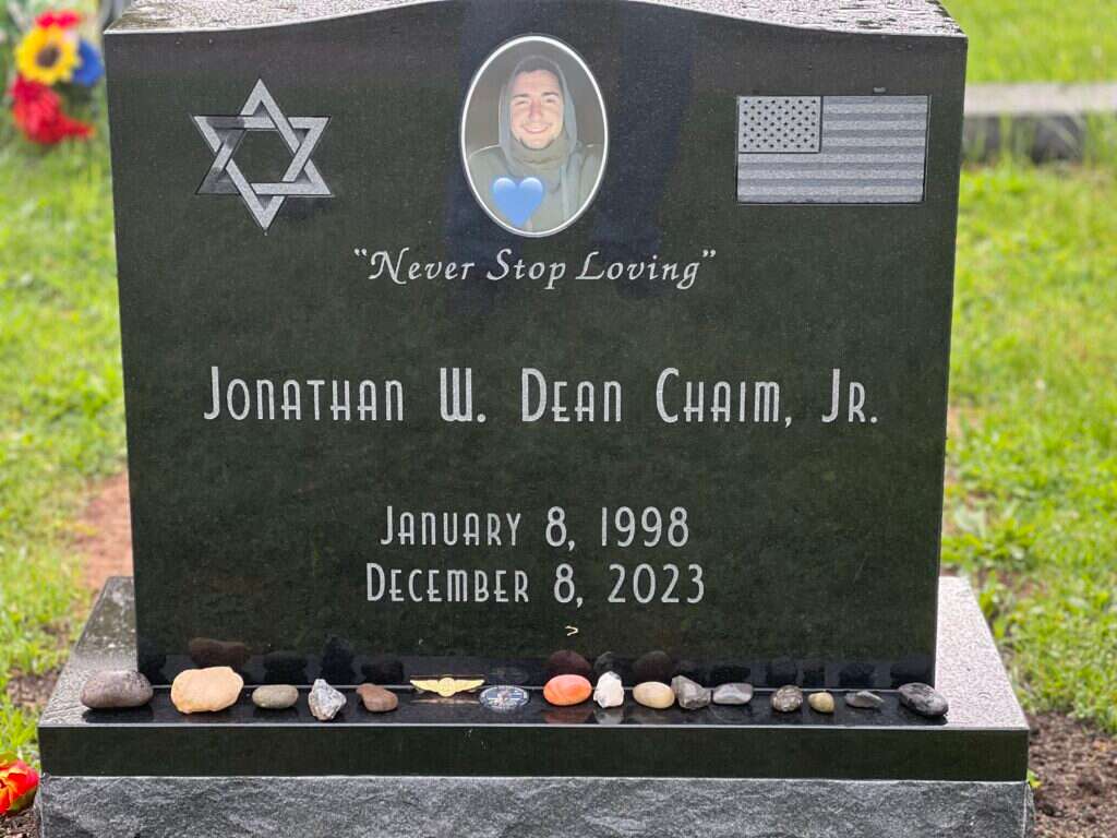 קברו של יונתן בכפר הילטון במדינת ניו־יורק