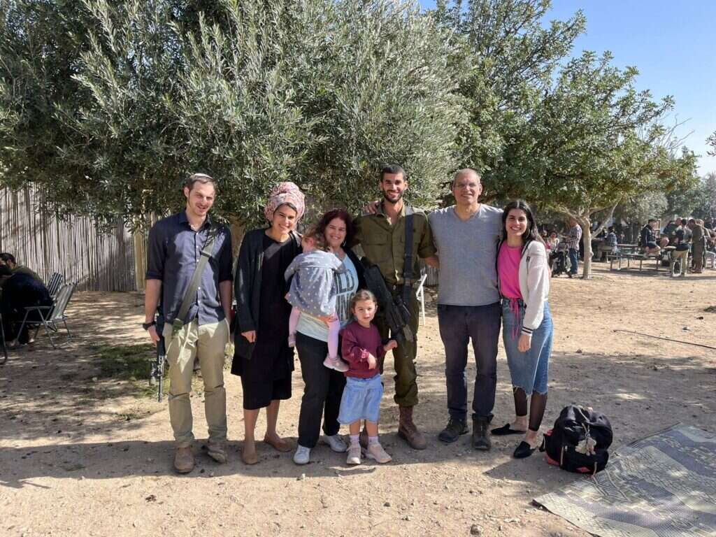 רק בני דודים שלישיים, אבל לעולים חדשים זו נחשבת קרבת משפחה. שי שמריז (במדים) עם משפחתו. צילום: באדיבות המשפחה