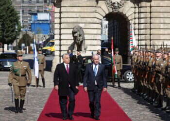 כבוד מלכים. אורבן ונתניהו בבודפשט. צילום: רויטרס
