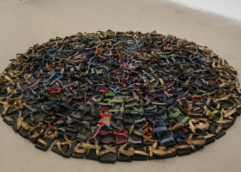 סנדלי שורש והקבר של הרצל: האמן שבוחן את המגזר דרך הבגדים