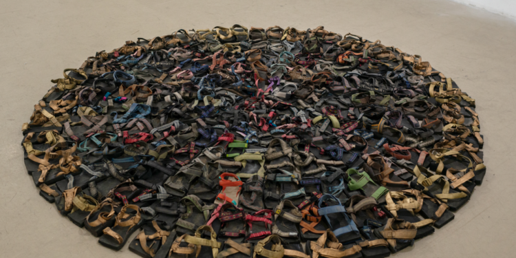 דוד דוכי כהן, עליה לרגל, סנדלי מטיילים מטופלים, קוטר 230 סמ, 2018, צילום: נטע קונס סנדלי שורש והקבר של הרצל: האמן שבוחן את המגזר דרך הבגדים