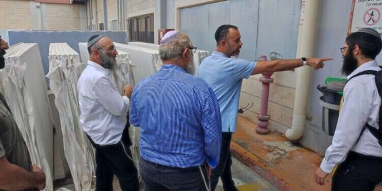 צוות רבני צומת במפעל 'אבן קיסר' בכרמיאל. צילום: מכון צומת פסיקה חדשה: האם אפשר להכשיר לפסח שיש גרניט-פורצלן?