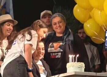 מאות אנשים חגגו יום הולדת לחטוף בר קופרשטיין בכיכר החטופים