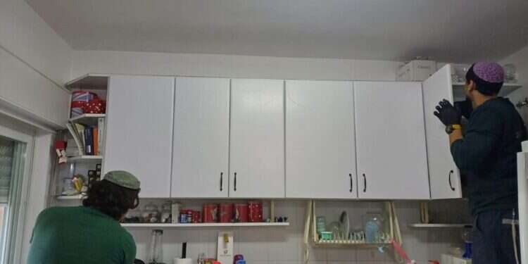 צילום: דוברות קרן קהילות מיזם מרגש: מתנדבים מגיעים לעזור למשפחות המגויסים בניקיון הבית לפסח