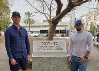 לאחר שהושחתה: מייסדי מיזם 'בזיכרון' שיקמו את האנדרטה ליוני נתניהו בחולון