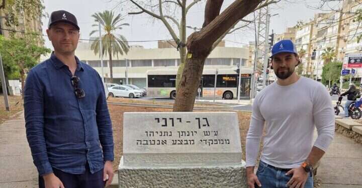 האחים ארטיום ואיוון מנילוב סמוך לאנדרטה לזכרו של סא לאחר שהושחתה: מייסדי מיזם 'בזיכרון' שיקמו את האנדרטה ליוני נתניהו בחולון