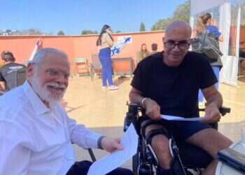 מכירת חמץ של רב היישוב אלון שבות, הרב זאב וייטמן יחד עם האדי. צילום: עקיבא וייס למכירת החמץ שלי השנה יש משמעות מיוחדת – בגלל האדם שקונה אותו